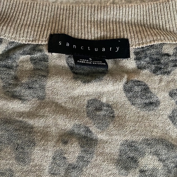 Lightweight Animal print black and tan cardigan with button closure - Picture 6 of 11